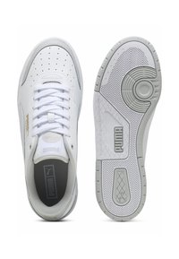 Hvide lædersneakers med grå accenter, perforeret vamp, flade snørebånd og en tekstureret gummisål med et cirkulært design og branding.