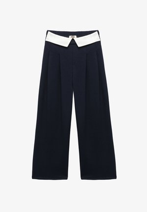 Marine wijde broek met witte kraag, plooien bij de taille en een elastische tailleband voor een ontspannen pasvorm. Zachte textuur, minimalistisch ontwerp.