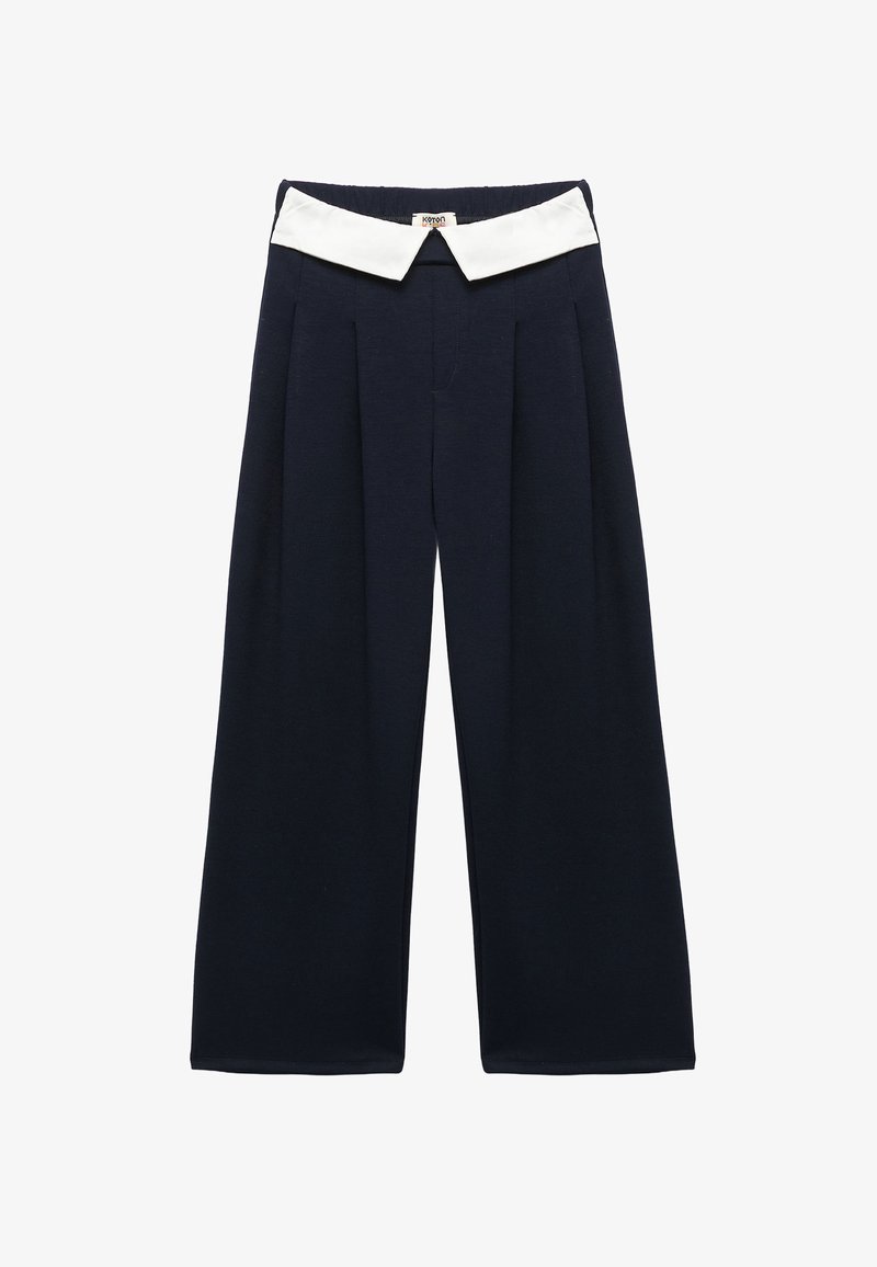 Marine wijde broek met witte kraag, plooien bij de taille en een elastische tailleband voor een ontspannen pasvorm. Zachte textuur, minimalistisch ontwerp.