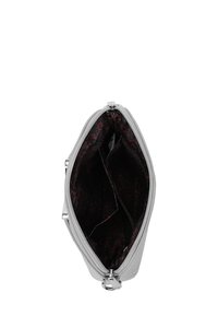 Šedá kožená psaníčko se zapínáním na zip, se strukturovaným povrchem a černým vnitřkem s červeným cik-cak vzorem.