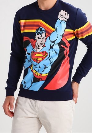 Felpa blu navy con una grande grafica di Superman in blu, rosso e giallo con linee audaci. Tessuto in misto cotone; polsini e orlo a costine.