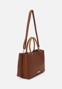 Bruine handtas van gevlochten leer met dubbele handvatten en een afneembare schouderriem. Heeft goudkleurige hardware en een gestructureerde rechthoekige vorm.