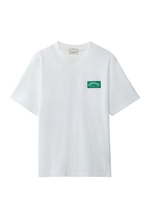 Valge lühikeste varrukatega T-särk rohekat värvi ristkülikukujulise Calvin Kleini New York City logoga vasakul rinnal.