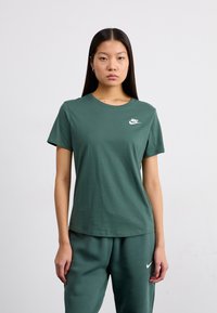 Nike Sportswear CLUB TEE - Navadna majica - vintage green