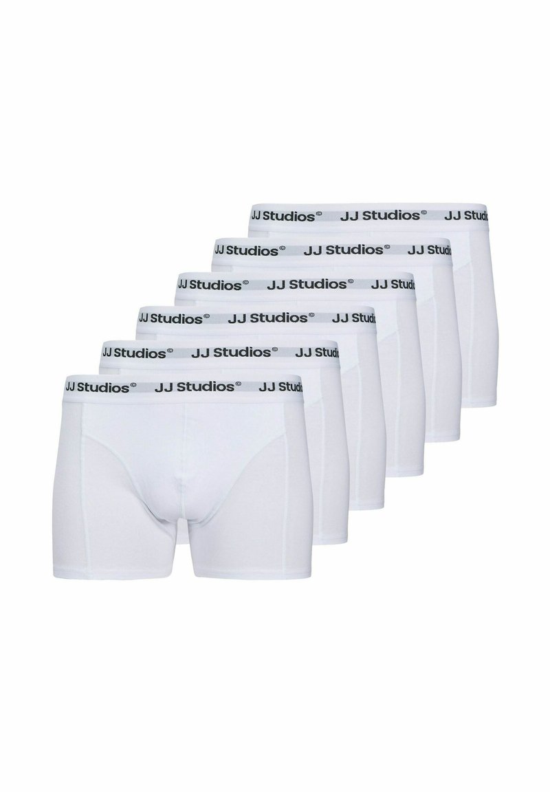 Weiße Baumwoll-Boxershorts mit einer engen Passform, elastischem Bund mit "JJ Studios" Branding und vier ähnlichen Paaren, die dahinter gestapelt sind.