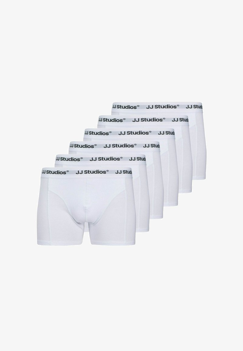 Boxer shorts bianchi in cotone con un design aderente, elastico in vita con il marchio "JJ Studios" e quattro paia simili impilati dietro.