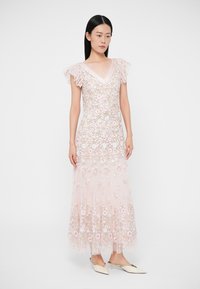 Svetloružové vyšívané šaty s kvetinovým vzorom, priehľadnými volánikovými rukávmi, výstrihom do V a vzdušným strihom, zdobené viacfarebnými kvetmi.