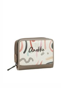 Pequeña billetera con cremallera con diseño abstracto de líneas en tonos pastel, ribete en topo y logo metálico "Anekke" en el frente.