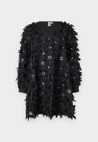Vestido de tecido preto com decote em V, adornado com detalhes florais texturizados e lantejoulas, apresentando mangas longas e um design de ajuste solto.