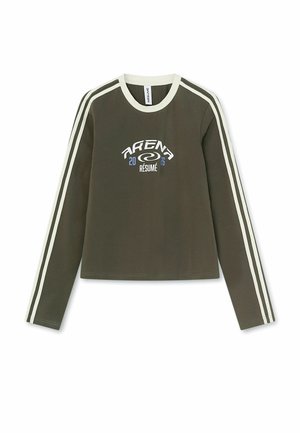 Olijfgroen shirt met lange mouwen, witte dubbele strepen op de mouwen, witte kraag en het logo "ARENA 2026 RÉSUMÉ" op de borst.