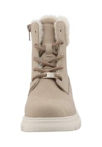 Beige Knöchelstiefel mit weichem Kunstfellfutter, strukturiertem Wildleder-Obermaterial, flacher weißer Sohle und metallenen Akzenten mit Schnürsenkeln.