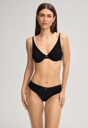 Ensemble de lingerie noire comprenant un soutien-gorge texturé et semi-transparent à col en V et un slip assorti avec un motif similaire et des détails en or.
