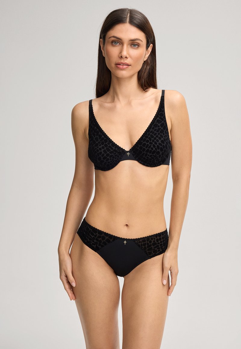 Zwarte lingerieset met een textuur, semi-doorzichtige beha met een V-hals en bijpassende broekje met een vergelijkbaar patroon en gouden accentdetails.