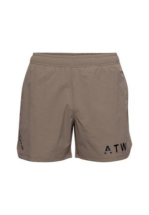 Shorts pour homme en taupe atténué, fabriqués en tissu léger, dotés d'une taille élastique et d'un logo imprimé noir. Texture lisse, longueur au genou.