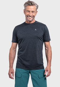 Dunkelgraues, kurzärmliges Sportshirt mit einer subtilen Textur und einem dreieckigen Logo auf der Brust, kombiniert mit türkisfarbenen Cargo-Shorts.
