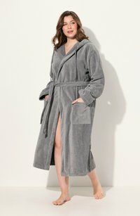 Accappatoio grigio con cappuccio, realizzato in morbido tessuto, dotato di cintura, tasche laterali e uno spacco fino al ginocchio, caratterizzato da una vestibilità comoda e maniche lunghe.