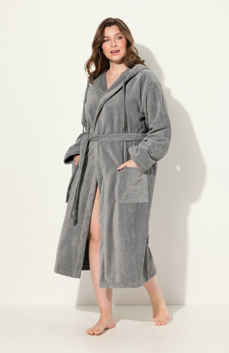 Accappatoio grigio con cappuccio, realizzato in morbido tessuto, dotato di cintura, tasche laterali e uno spacco fino al ginocchio, caratterizzato da una vestibilità comoda e maniche lunghe.