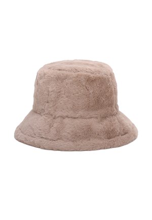 Cappello a secchiello in pelliccia sintetica color beige con una texture morbida, corona arrotondata, ampia visiera flessibile e dettagli cuciti attorno alla base.