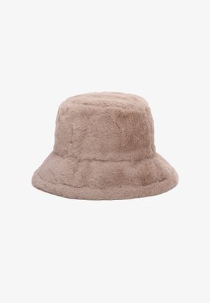 Cappello a secchiello in pelliccia sintetica color beige con una texture morbida, corona arrotondata, ampia visiera flessibile e dettagli cuciti attorno alla base.