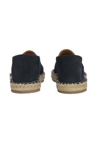 Espadrillas di camoscio blu marine con suola in corda di juta, dotate di un retro chiuso e una superficie liscia. La cucitura laterale aggiunge un tocco di dettaglio.