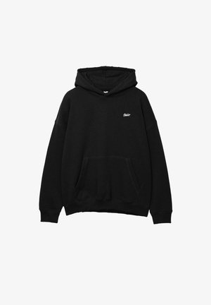 Čierna mikina s kapucňou, predným vreckom, rebrovanými manžetami a spodným lemom, malým bielym logom na ľavej hrudi a s pripojenou kapucňou.