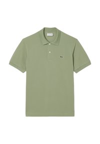 Polo a maniche corte in cotone verde chiaro con colletto a tre bottoni e un piccolo logo di coccodrillo ricamato sul lato sinistro del petto.