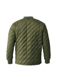 Prošívaná olivově zelená bunda s texturovaným povrchem, ribbované manžety a límec, s diagonálním prošíváním pro zvýraznění detailů.