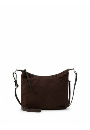 Sac bandoulière en daim marron foncé avec une sangle d'épaule fine noire réglable et une fermeture éclair supérieure sur fond blanc.