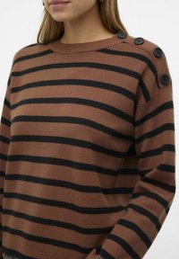Vero Moda SABA O-NECK BUTTON NOOS - Strickpullover - pinecone