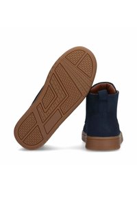 Scarpe alte di colore blu navy con una tomaia in tessuto liscio e suola in gomma marrone caratterizzata da un battistrada decorato per una migliore aderenza.