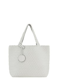 Bolso tote de cuero blanco trenzado con doble asa, que presenta un acento redondo y una forma plana y rectangular. Textura suave y diseño minimalista.