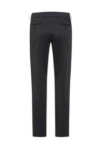 Zwarte broek met een relaxte pasvorm, elastische tailleband, zijzakken en twee achterzakken. Glad textuur, eenvoudig ontwerp en geen zichtbare patronen.
