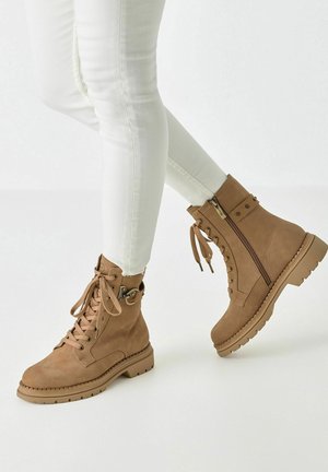 ELEGANTE - Enkellaarsjes met plateauzool - camel