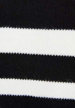 Fekete-fehér csíkozott szövet, váltakozó széles csíkokkal, sima textúrával és enyhe bolyhosodással a felszínen.