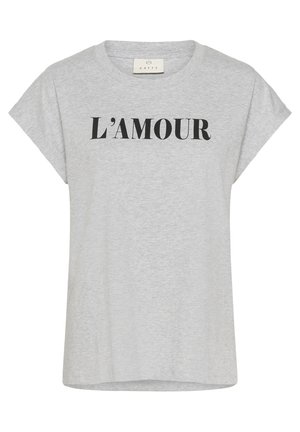 Lysegrå T-shirt med korte ærmer med sort tekst "L'AMOUR" trykt på fronten og et lille hvidt mærkeslabel ved halsudskæringen.