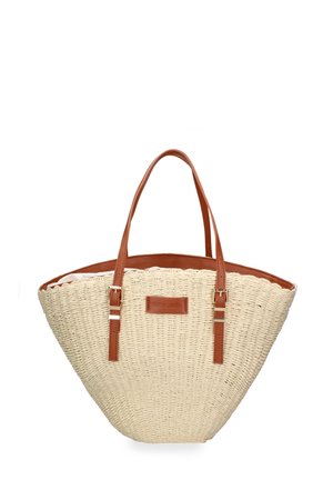 Borsa tote beige intrecciata con manici e rifiniture in pelle marrone, con patch rettangolare in pelle del marchio posizionato centralmente sul davanti.