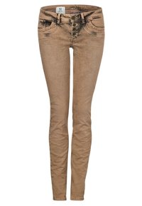 Jean slim de teinte marron clair, fabriqué en denim à la texture lisse. Comprend cinq poches et une fermeture à cinq boutons à la taille.