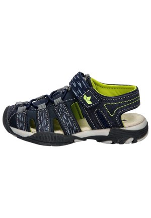 Granatowa sandałka z szarymi akcentami i limonkową podszewką. Posiada regulowany pasek, otwartą konstrukcję oraz teksturowaną podeszwę zapewniającą przyczepność.