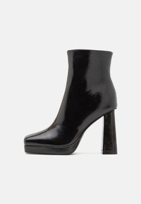 Botine negre din piele lacuită, cu toc bloc înalt, vârf rotunjit și talpă cu platformă, având un finisaj luxos și strălucitor.