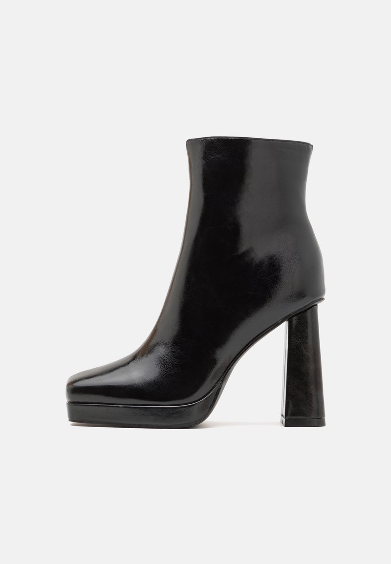 Botine negre din piele lacuită, cu toc bloc înalt, vârf rotunjit și talpă cu platformă, având un finisaj luxos și strălucitor.