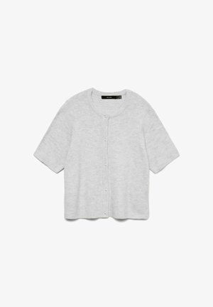 Cardigan tricoté gris clair à manches courtes avec encolure ronde et boutons-pression à l'avant, fabriqué en tissu doux et texturé.