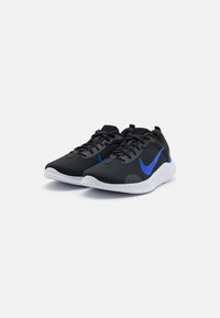 Chaussures de sport noires avec un dessus texturé, des accents bleus et une semelle blanche. Elles disposent de lacets et d'un col rembourré pour le confort.