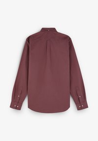 Camisa de manga larga de algodón burdeos con cuello de punta, puños abotonados y un pliegue central en la parte posterior para un mejor ajuste. Textura suave.