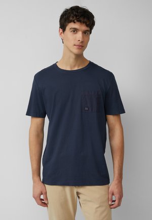Donkerblauwe katoenen T-shirt met een ronde hals en korte mouwen, voorzien van een patchzak met een klein logo detail op de borst.