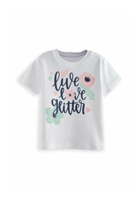 Weißes T-Shirt mit kurzen Ärmeln, das eine bunte Grafik mit den Worten "live love glitter" zeigt, umgeben von Blumen und Herzen in Pink und Grün.