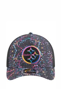 Casquette noire avec un design éclaboussé de couleurs. Présente un logo circulaire avec trois formes et le texte "Steelers". Sangle arrière réglable pour un meilleur ajustement.