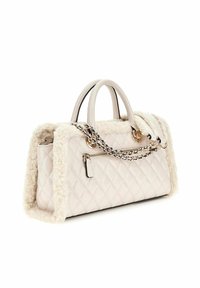 Sac à main matelassé crème avec des accents de fourrure douce, poignées doubles et une chaîne. Comprend une poche zippée à l'avant et des finitions en métal doré.