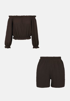 Vállat szabadon hagyó, hosszú ujjú barna texturált crop top, hozzá illő magasderekú rövidnadrággal, elasztikus derékpánttal és fodros szegélyekkel az ujjain és az alján.