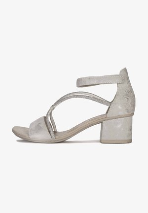 Szare, teksturowane sandały na obcasie z szerokim paskiem na palcach, wąskim paskiem na kostce oraz dekoracyjnymi, błyszczącymi akcentami na paskach.