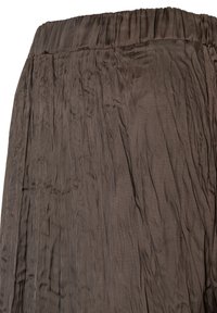 Dunkelbrauner Rock mit elastischem Bund, der eine zerknitterte Textur aufweist, vertikale Linien und ein fließendes Design hat. Das Material wirkt leicht.